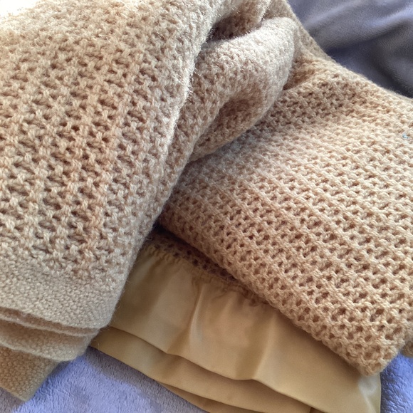 VINTAGE MUTED YELLOW/BEIGE PURE SCOTLAND WOOL SATIN TRIM BLANKET - Picture 6 of 12